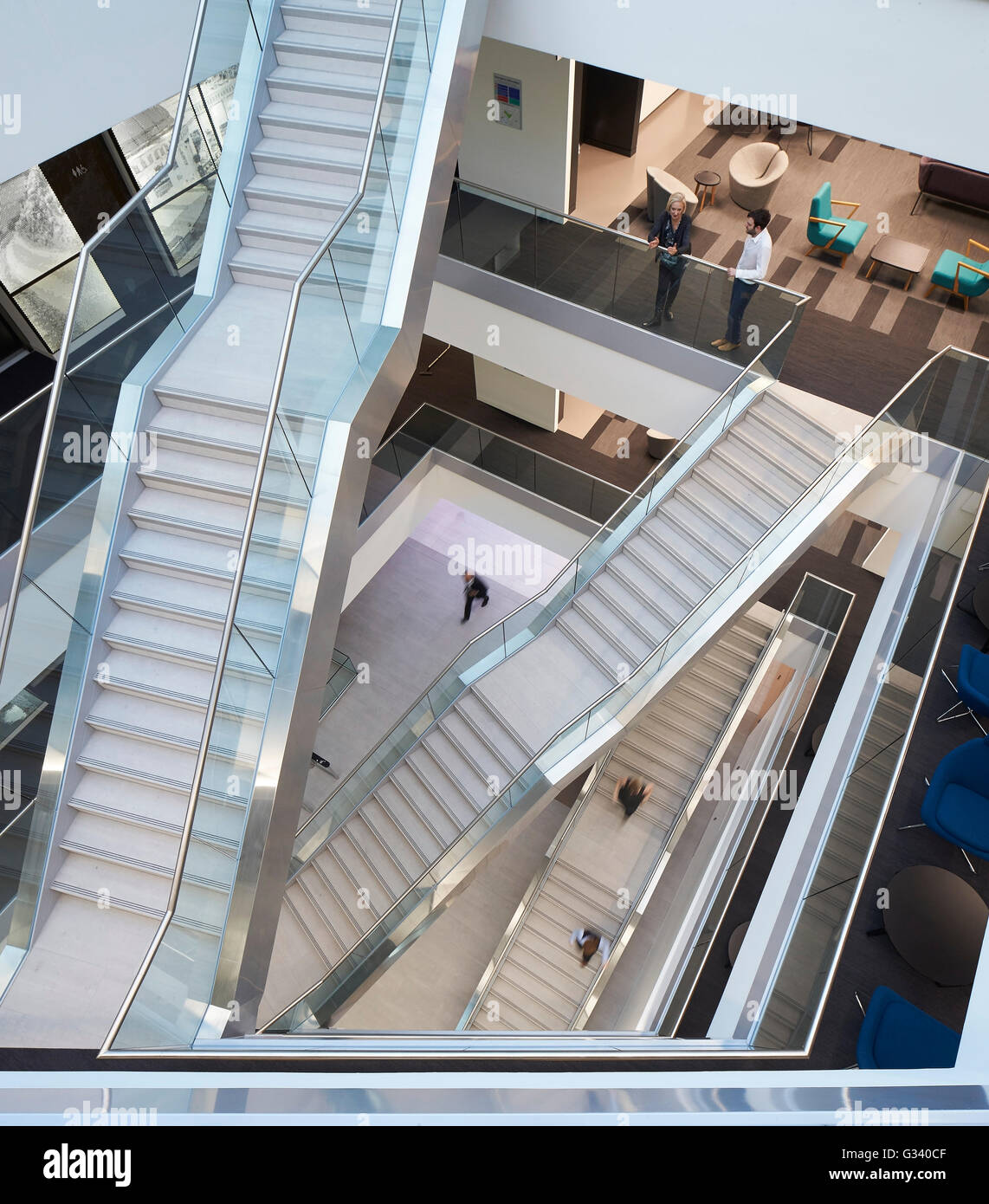 Kreuzung Treppen in voller Höhe Atrium von oben. KPMG-Büros, Leeds, Leeds, Vereinigtes Königreich. Architekt: Sheppard Robson, 2015. Stockfoto