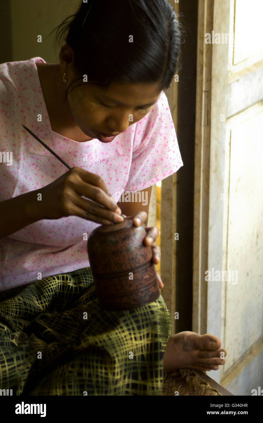Gravur traditionellen Lackarbeiten, Bagan, zentralen Myanmar, Myanmar (Burma), Asien Stockfoto