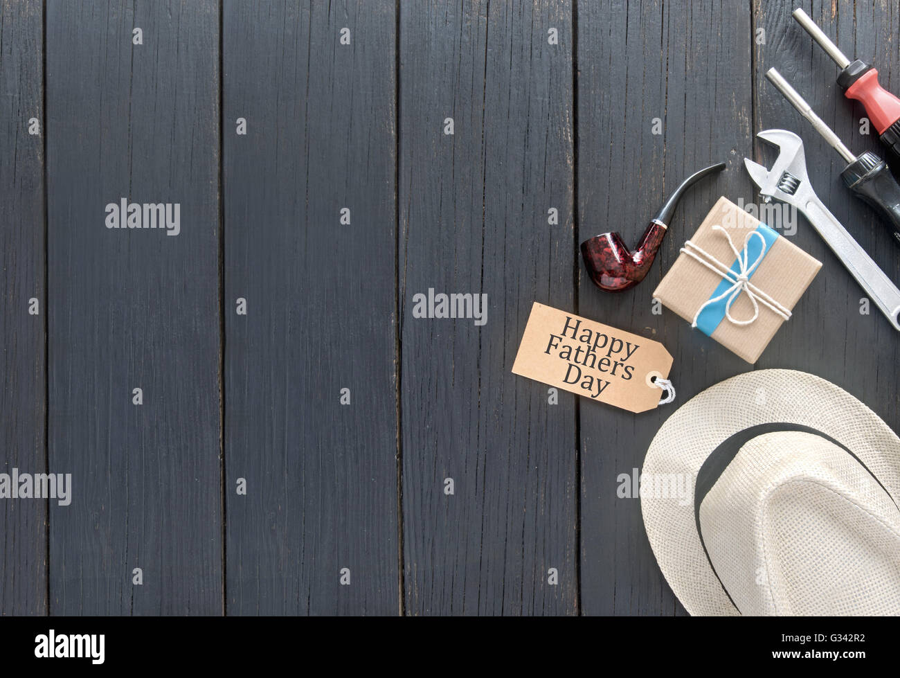 Väter Tag Geschenk-Box über einen hölzernen Hintergrund mit Label in blaues Band gebunden. Stockfoto