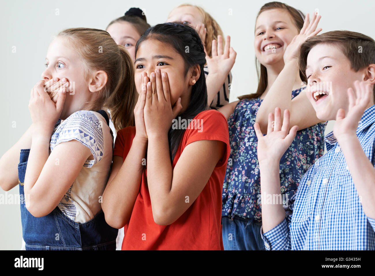 Gruppe von Kindern, die Drama-Klasse gemeinsam genießen Stockfoto