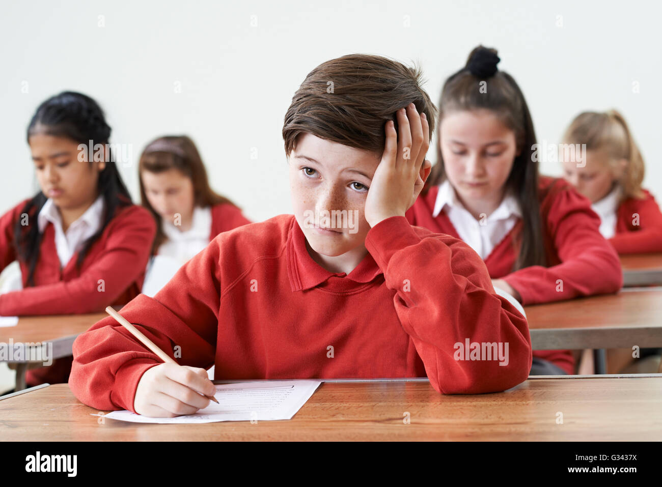 Männliche Schüler finden Schule Prüfung schwierig Stockfoto