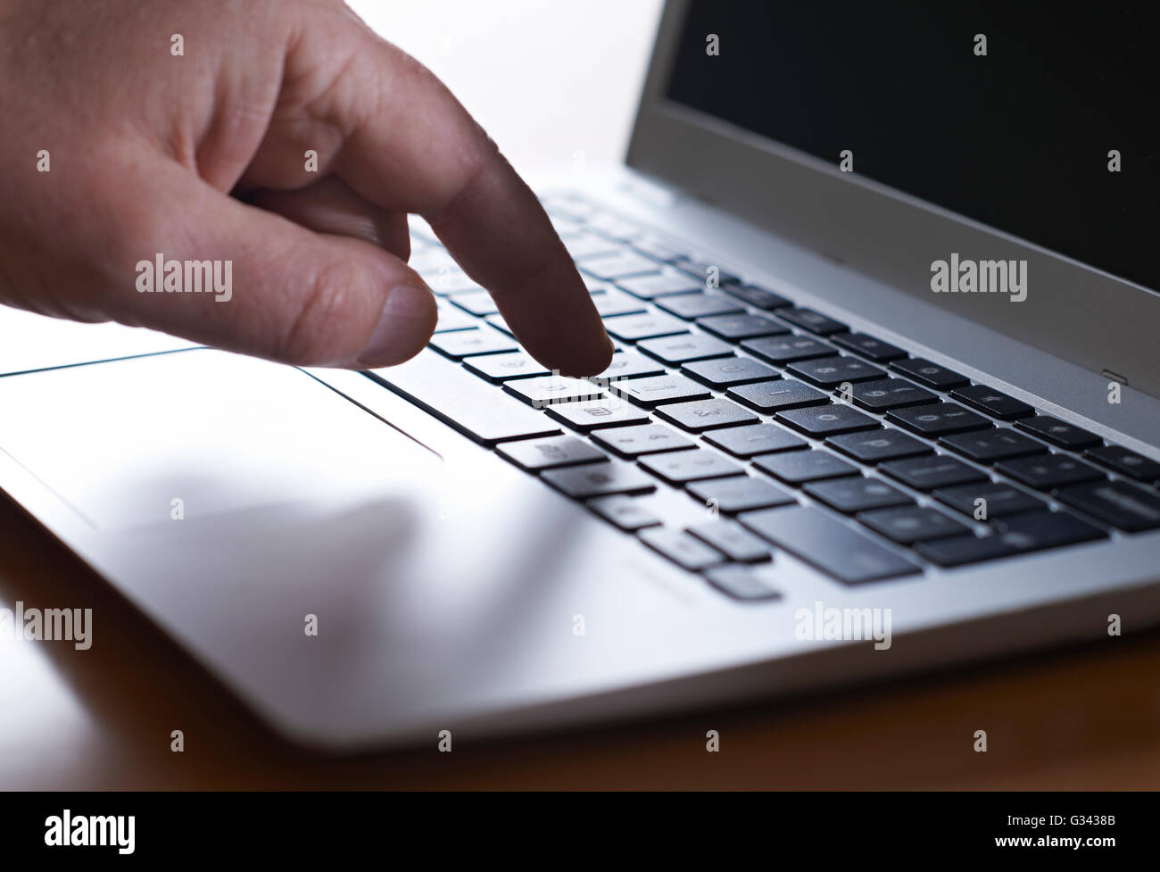 Nahaufnahme von Hand tippen auf Laptoptastatur Stockfoto