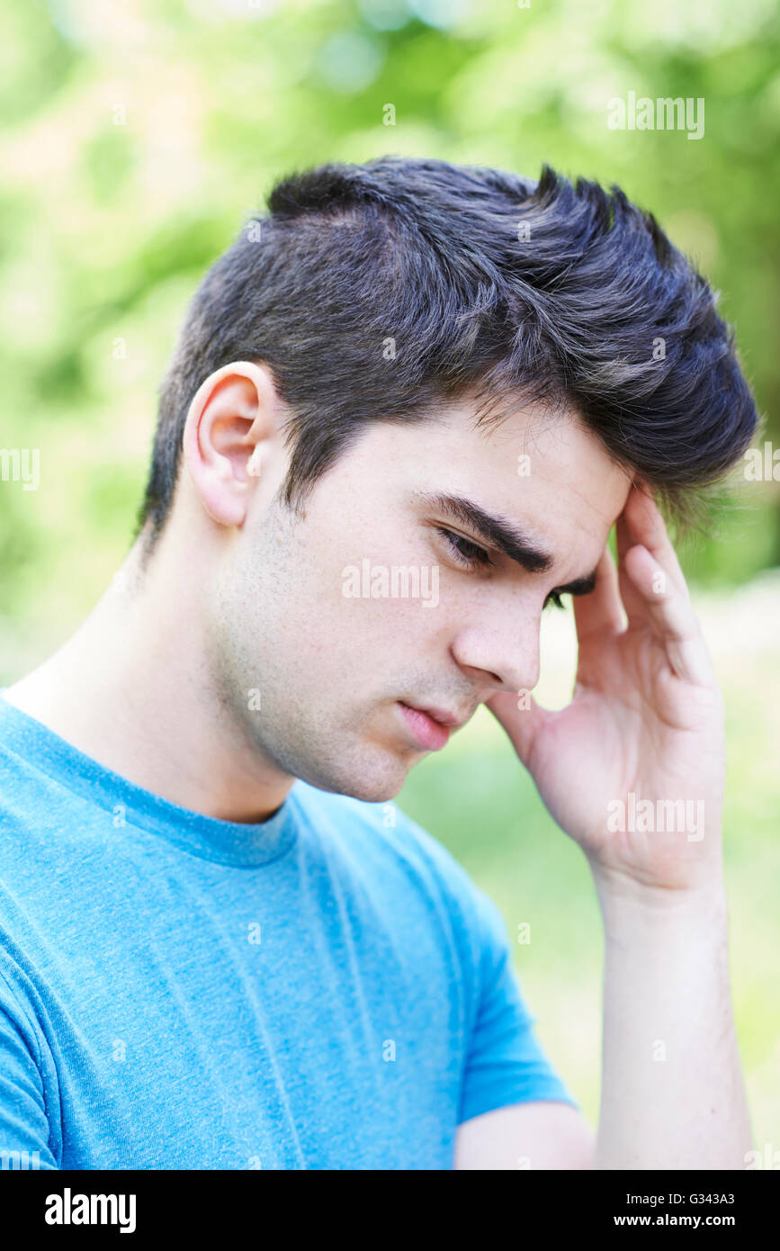 Im freien Kopf und Schultern Porträt von ernster junger Mann Stockfoto