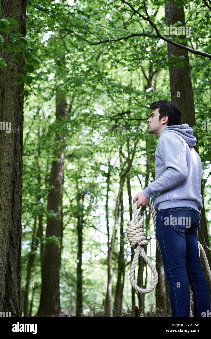 Depressive Menschen Selbstmord durch Erhängen im Wald Stockfotografie