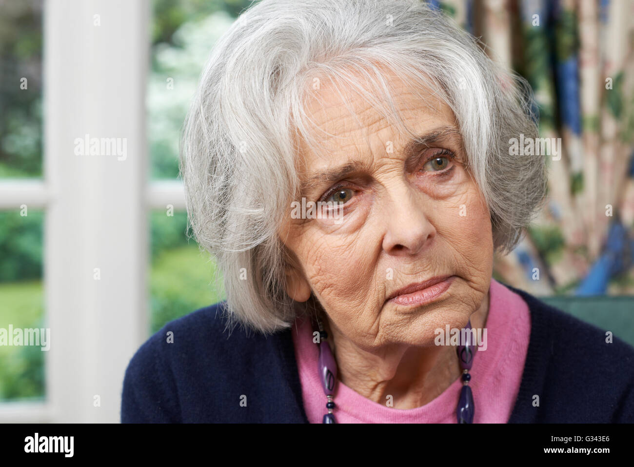 Kopf und Schultern Porträt nachdenklich Senior Frau zu Hause Stockfoto