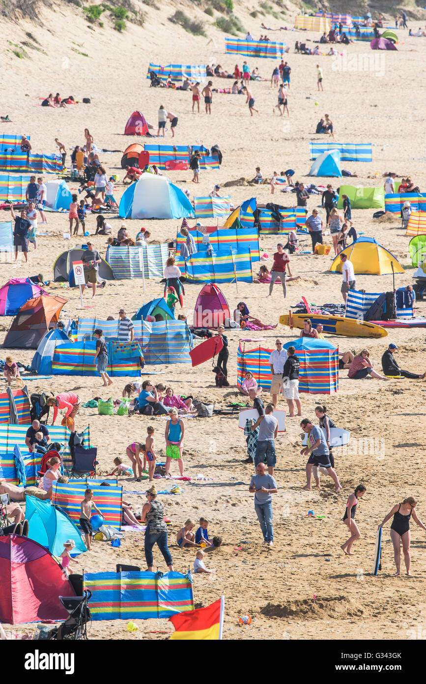 Urlauber genießen das sonnige Wetter auf Fistral Beach in Newquay, Cornwall. Stockfoto