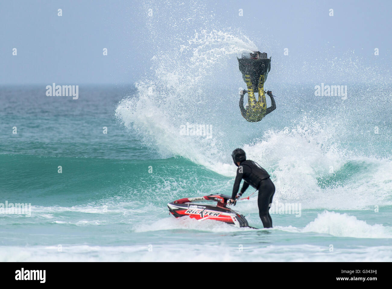 Spektakuläre akrobatische Action von Wettbewerbern bei der IFWA-Jetski-Meisterschaft am Fistral, Newquay in Cornwall zur Verfügung gestellt. Stockfoto