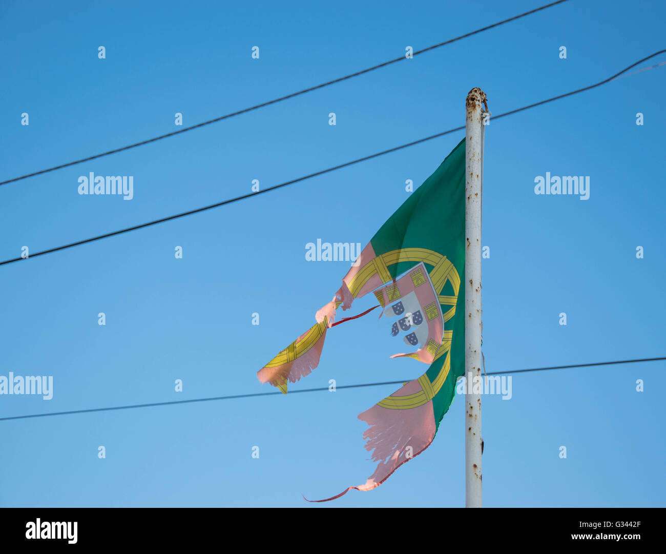 Portugiesische Flagge gebrochen Stockfoto