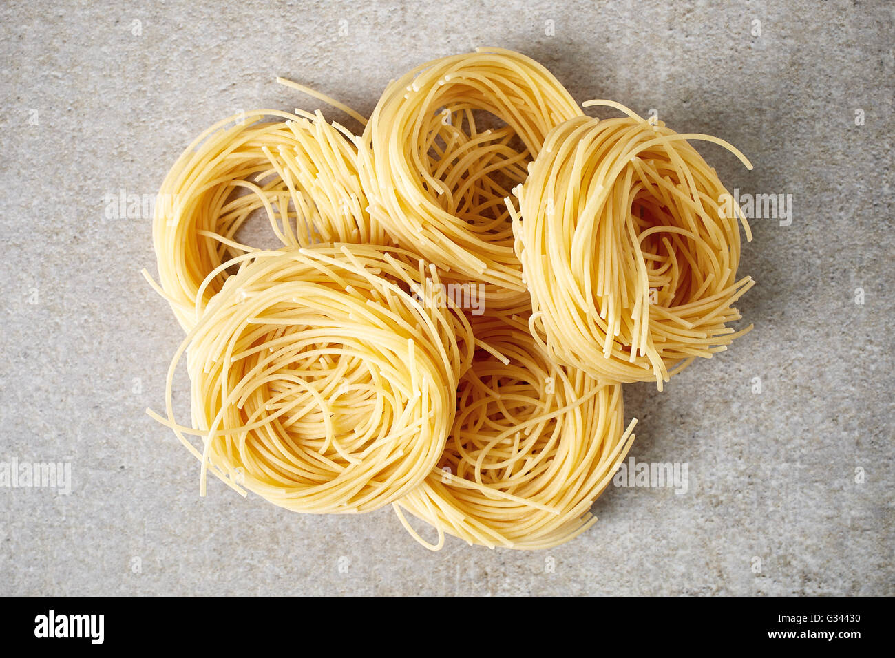 Ei-Nudeln-Nest am Steintisch, Ansicht von oben Stockfoto