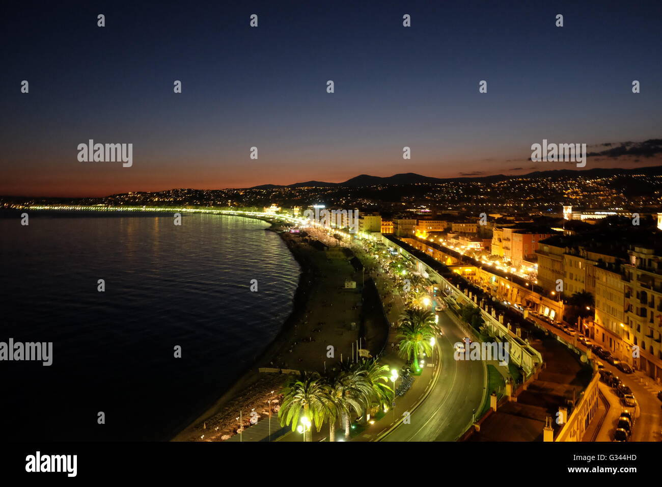 Blick auf Nizza Promenade des Anglais aus der Colline du Château (Schlossberg) am Abend.  Die Bucht der Engel Stockfoto