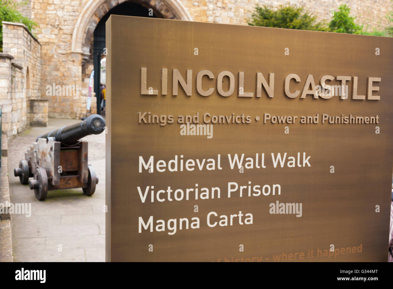 Anmeldung / Informationen Eingang unterzeichnet an das Eingangstor zu Lincoln Castle. Lincoln. UK Stockfoto