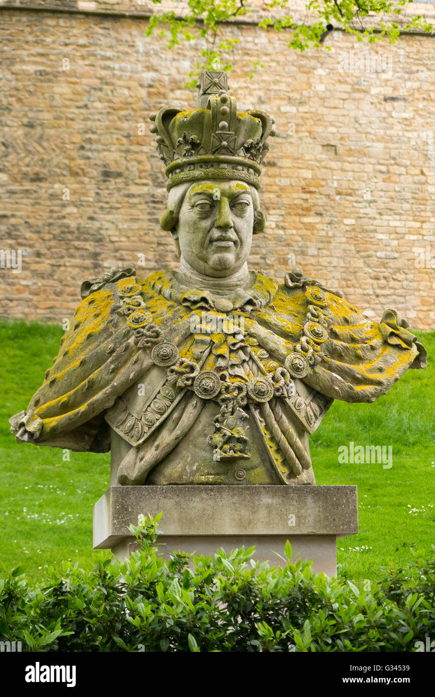 Bust / steinerne Statue des Königs George III / George 3. / Dritter, im Gelände des Lincoln Castle. VEREINIGTES KÖNIGREICH. – Ursprünglich ein im inland Leuchtturm Stockfoto