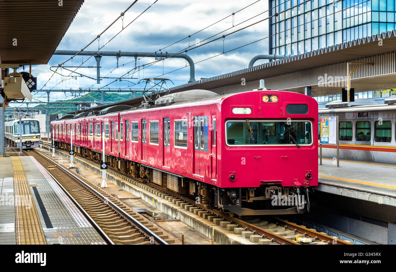 Nahverkehrszug am Bahnhof Himeji, Japan Stockfoto