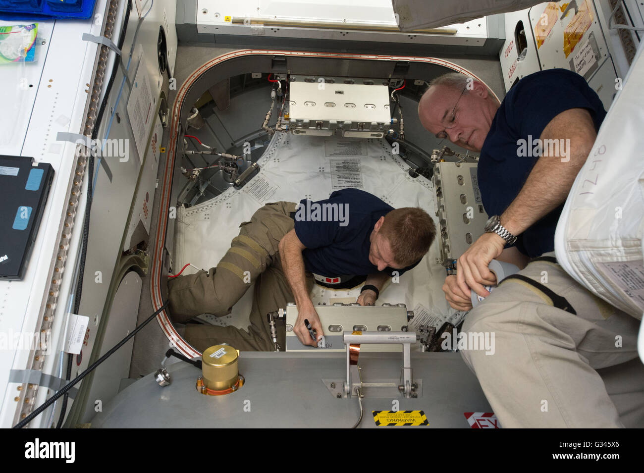 Internationale Raumstation ISS-Expedition 47 NASA-Astronauten Jeff Williams, Recht, und ESA-Astronaut Timothy Peake bereiten die Bigelow erweiterbare Modul für Expansion in das Vestibül 28. Mai 2016 in der Erdumlaufbahn. Dies war der erste Platz Test des Moduls erweiterbar Strahl. Stockfoto