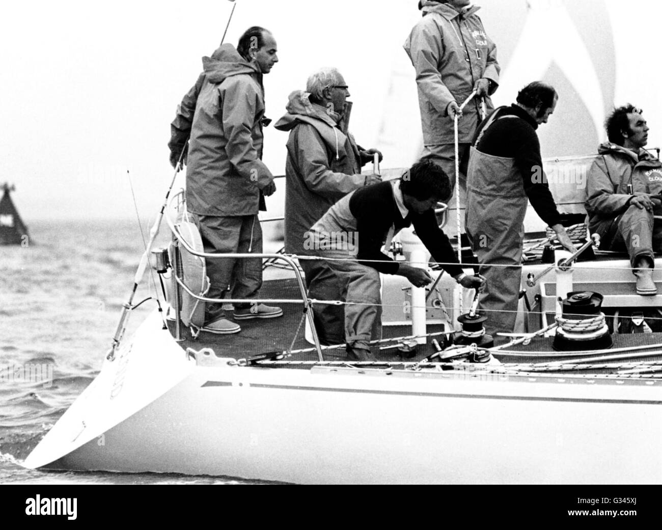 AJAXNETPHOTO. 1975. SOLENT, ENGLAND. -EDWARD HEATH (MITTE) AM STEUER SEINES NEUEN SPARKMAN & STEPHENS ENTWORFEN 40FT YACHT MORNING CLOUD IV ZU BEGINN DER MORGAN-WELTCUP-RENNEN. HINTER HEIDE (LINKS) IST PETER NICHOLSON.  FOTO: JONATHAN EASTLAND/AJAX REF: 75206 4 5 7 Stockfoto