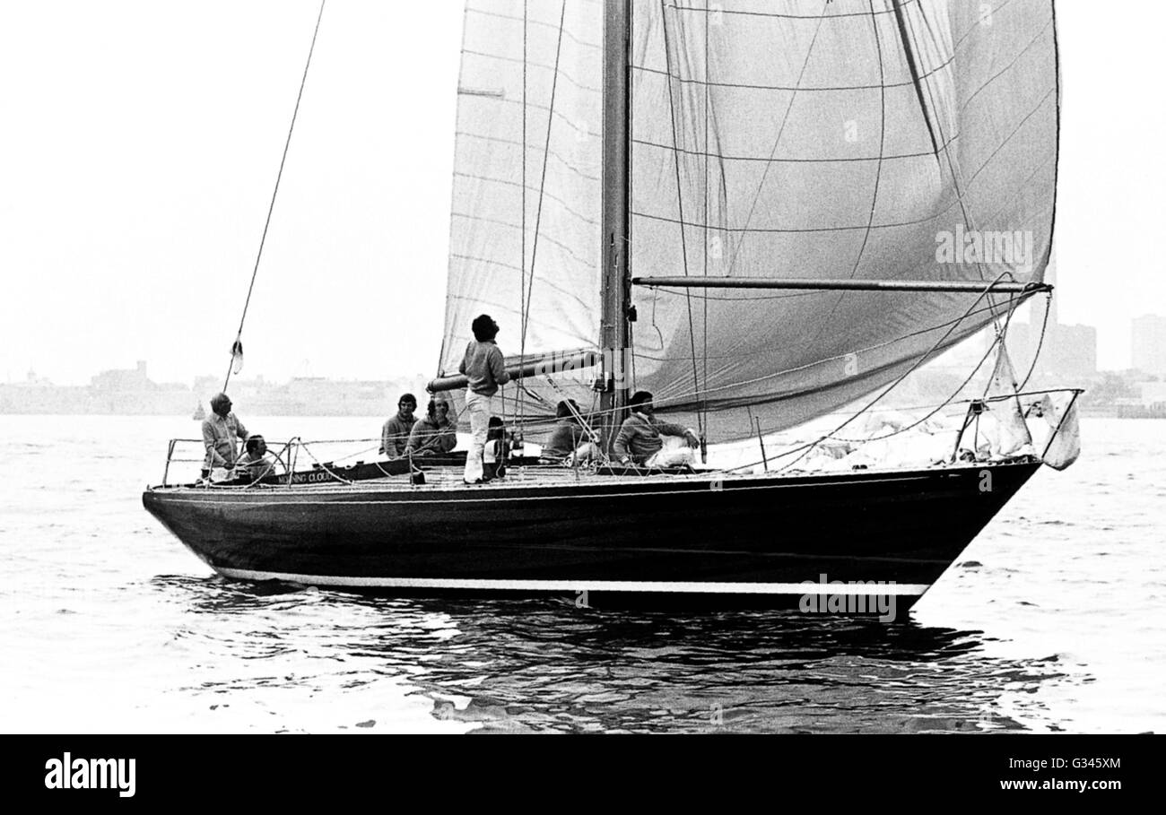 AJAXNETPHOTO. 8. JUNI 1973. SOLENT, ENGLAND. -MORGEN CLOUD YACHT - EDWARD HEATH AM STEUER SEINER YACHT MORNING CLOUD ZU BEGINN DES RENNENS SOUVERÄNEN KÖNIGLICHE YACHT LE HAVRE. FOTO: JONATHAN EASTLAND/AJAX REF: 357331 23 Stockfoto