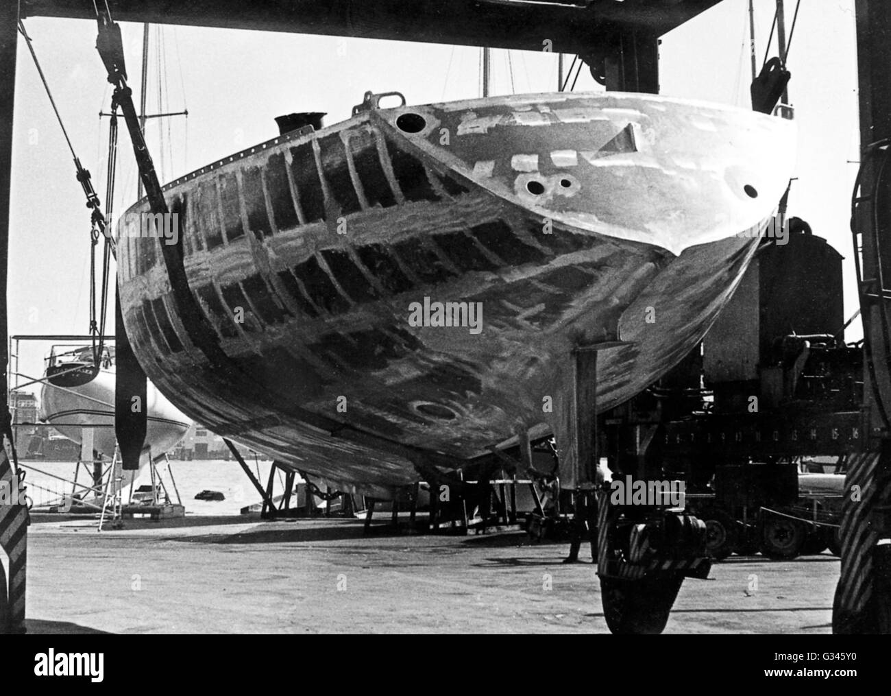 AJAXNETPHOTO. 22. APRIL 1975. GOSPORT, ENGLAND. -NEUE ALUMINIUM EDWARD HEATH GESCHÄLT YACHT MORNING CLOUD IV GEBAUT VON SÜDLAGE MARINE KOMMT AUF DER HISTORISCHEN GOSPORT WERFT VON CAMPER & NICHOLSON FÜR AUSSTATTUNG. FOTO: JONATHAN EASTLAND/AJAX REF: 752204 1 Stockfoto