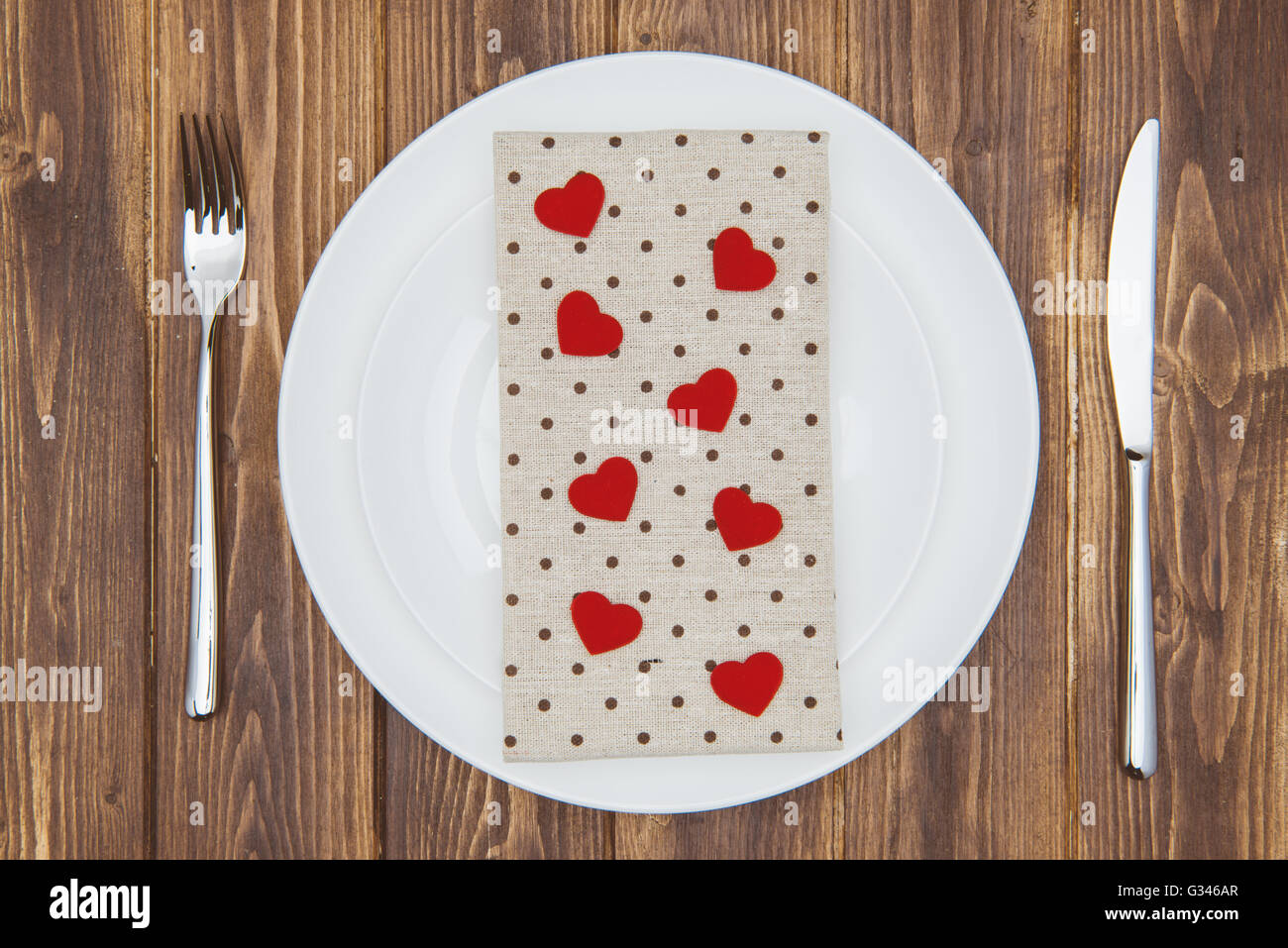 Feiern Sie den Valentinstag, Herzen Form und Serviette auf einem Teller, Romantik-Dinner Stockfoto