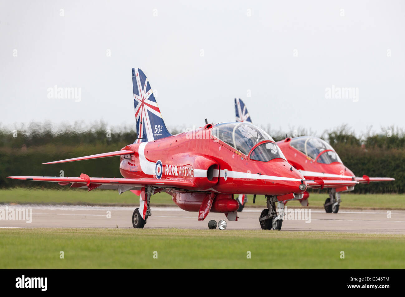 Royal Air Force (RAF) Red Arrows aerobatic anzeigen Team bei der RAF Waddington Airshow durchführen. Stockfoto