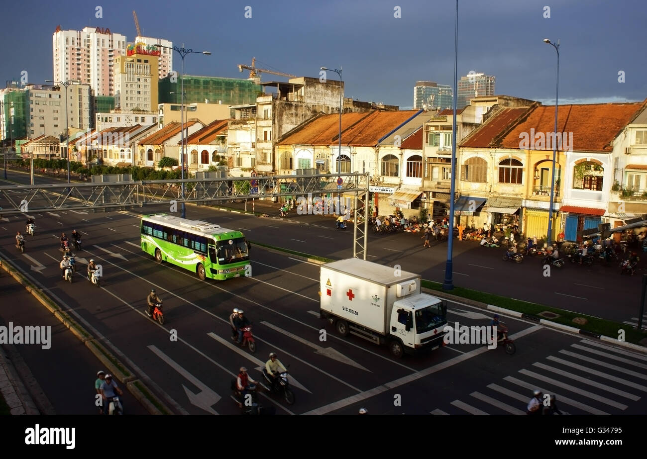 Stadt mit Häuserzeile Morgen, Fahrzeuge auf dem Dong Tay Boulevard in Ho Chi Minh, Vietnam Stockfoto