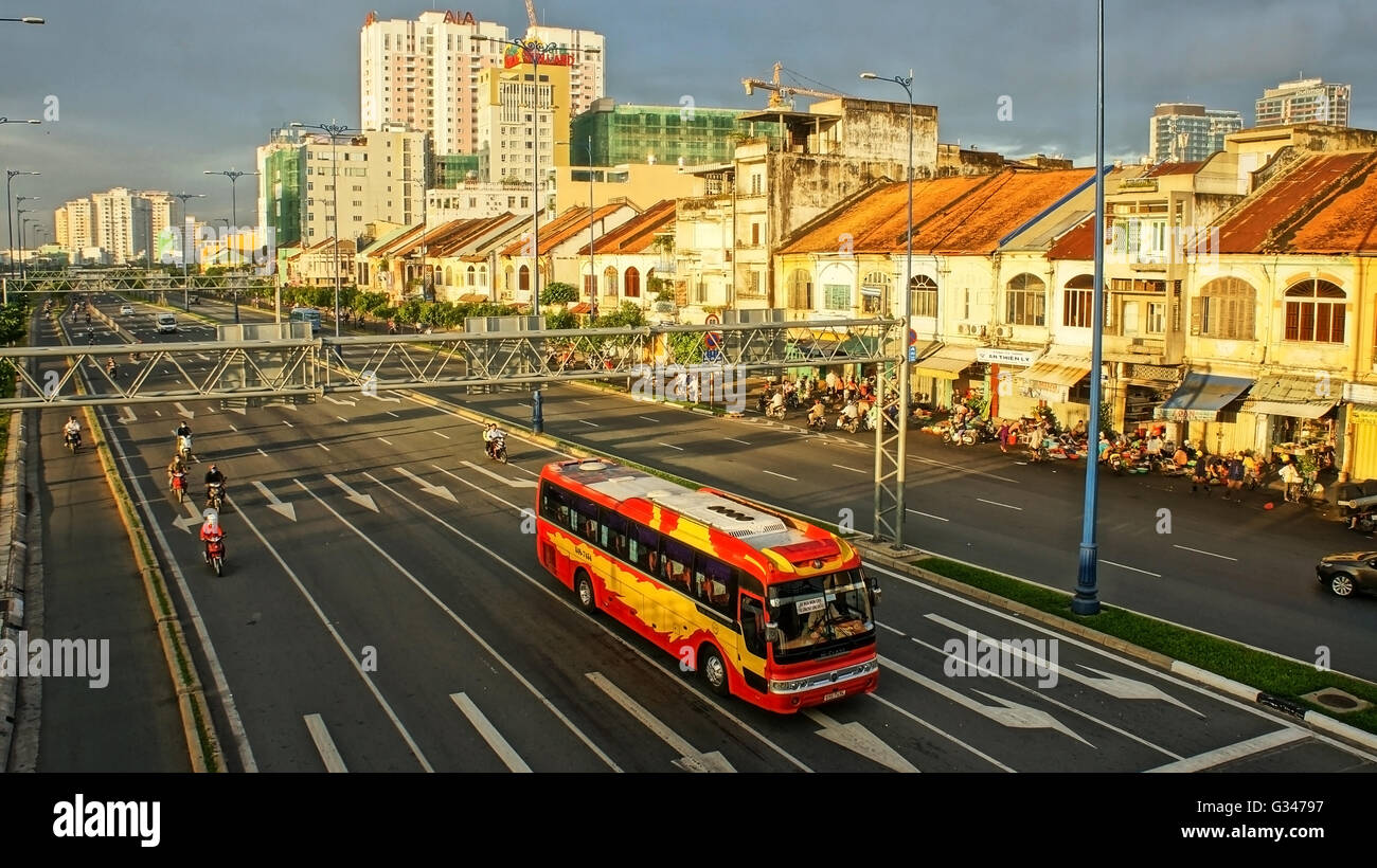 Stadt mit Häuserzeile Morgen, Fahrzeuge auf dem Dong Tay Boulevard in Ho Chi Minh, Vietnam Stockfoto