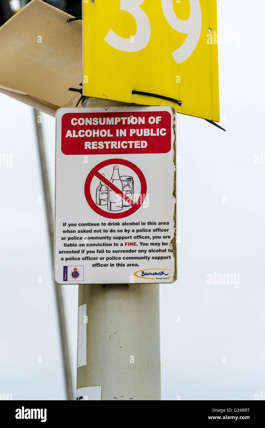 Ein Zeichen geben beachten Sie, dass der öffentliche Konsum von Alkohol verboten ist. Stockfoto