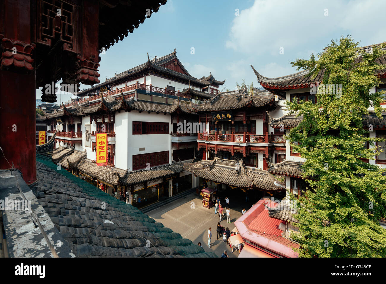 Shanghai, China - 16. Oktober 2015: Traditionelle chinesische Architektur im Yuyuan-Garten. Stockfoto