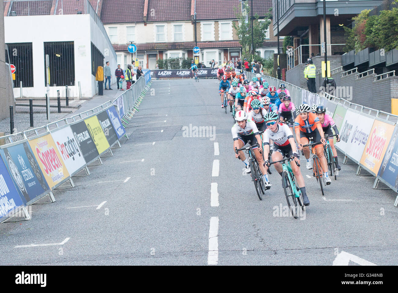 Alice-Barnes Tropfen Radsport Croydon Zyklus 2016 Matrix Fitness Tour Rennserie Stockfoto
