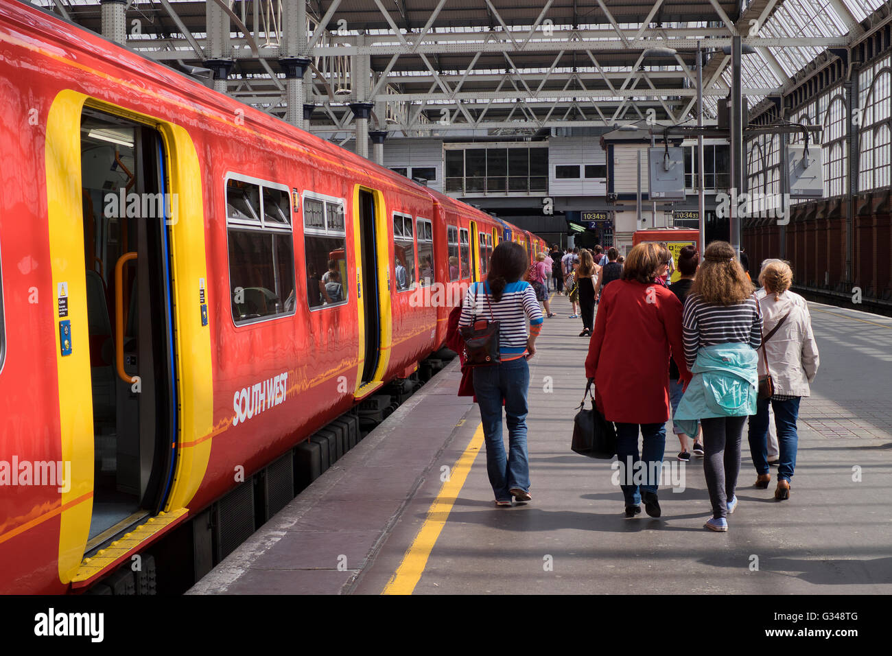 Passagiere steigen aus dem Südwesten Zug am Bahnhof Waterloo in London Stockfoto