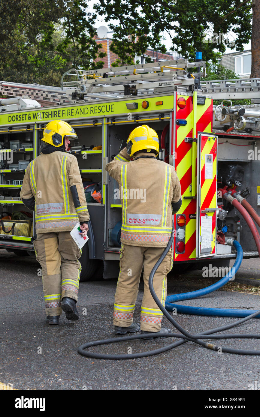 Dorset & Wiltshire Feuerwehrleute und Rettungswagen am Brandort im Belvedere Hotel, Bath Road, Bournemouth, Dorset UK im Juni Stockfoto