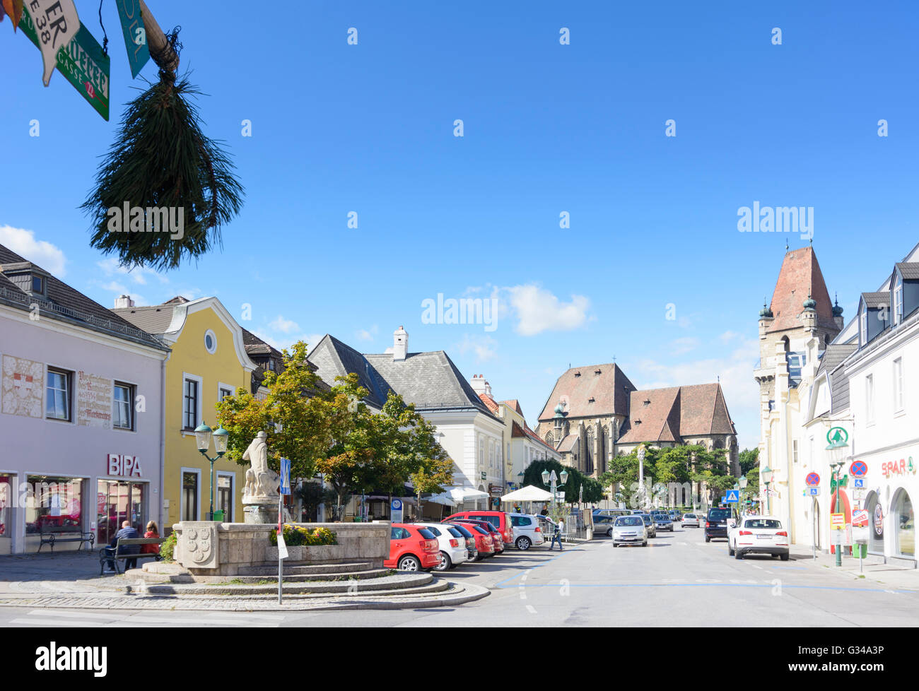 Hauptplatz mit der Wehrturm und Springbrunnen und Zeichen eines Weines bar (Heuriger), Österreich, Niederösterreich, NÖ, W Stockfoto