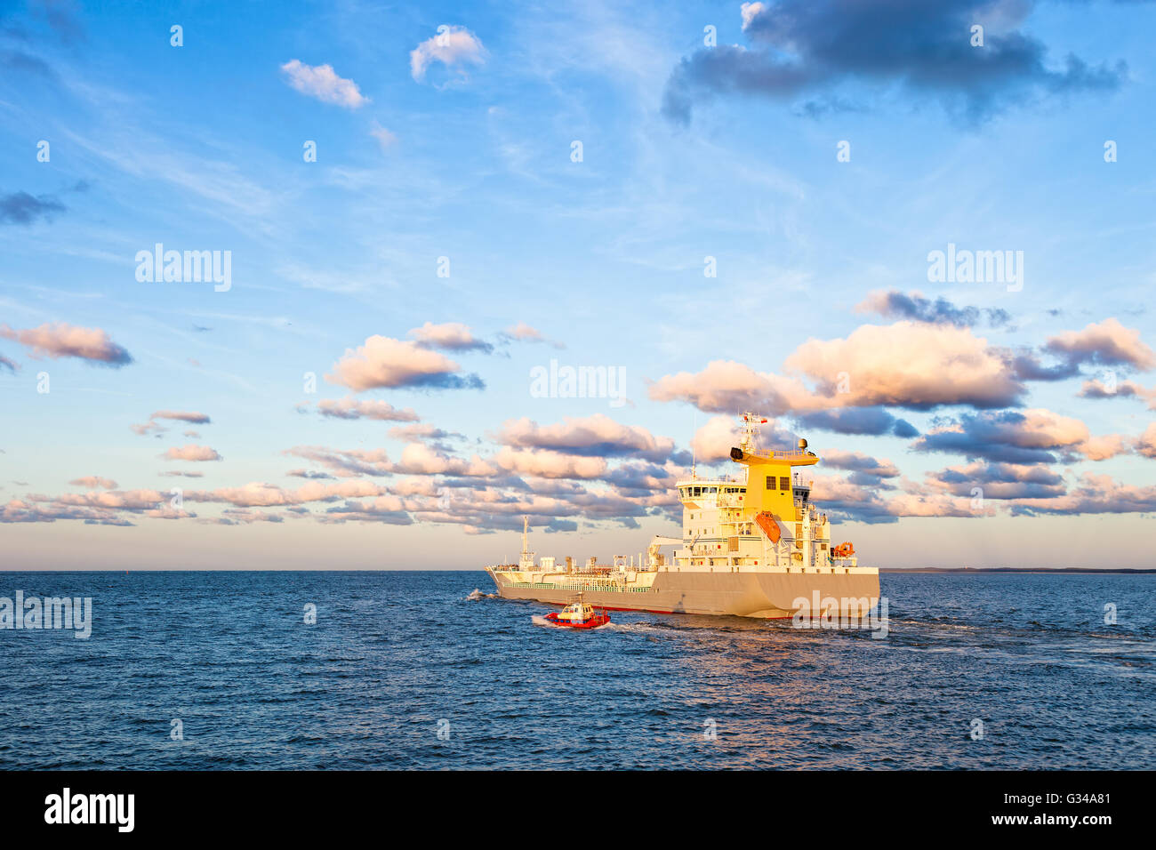 Lotsenboot Manöver neben Tanker Schiff am Meer. Stockfoto