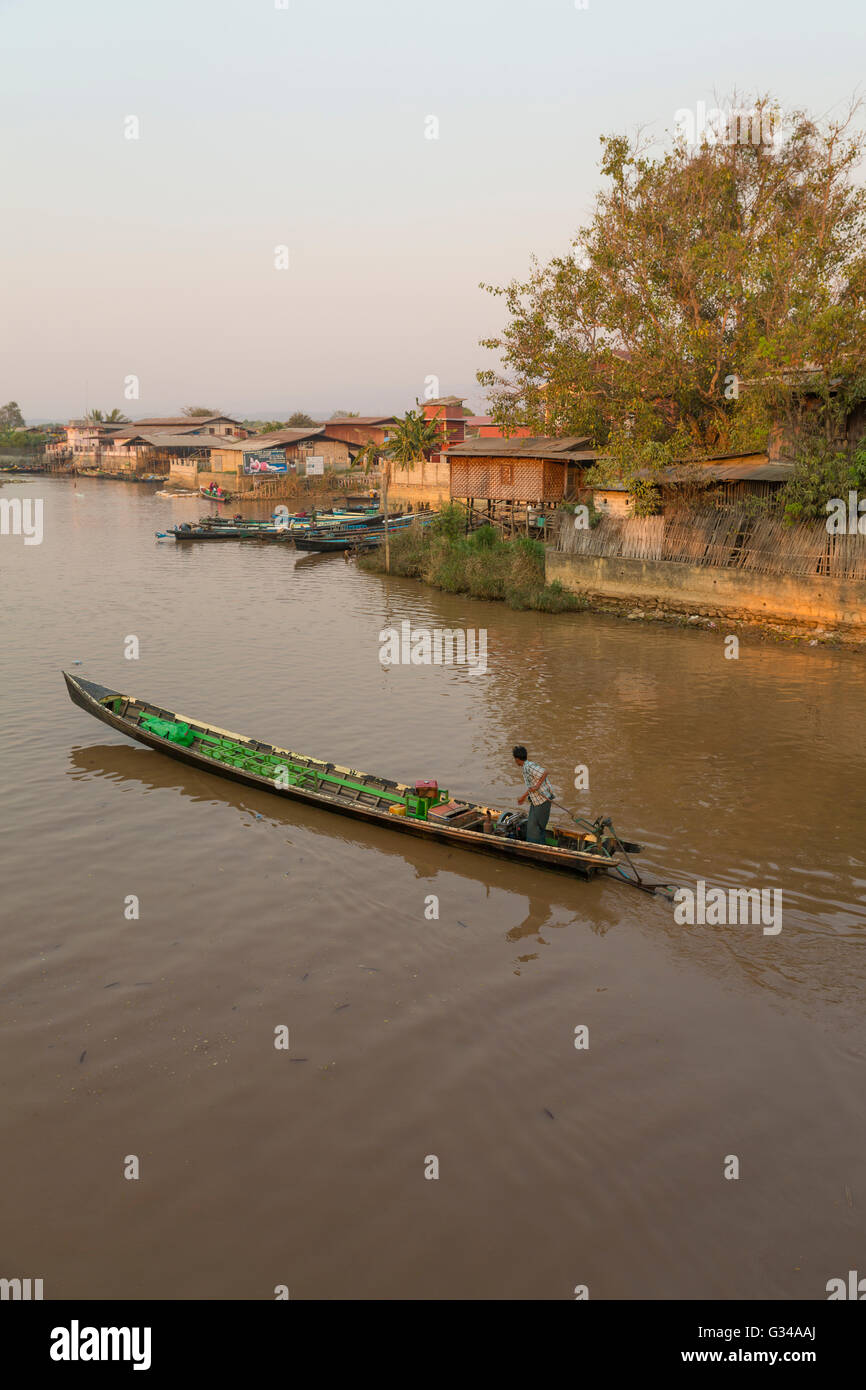 Longtail Boote Inle Lake Nyaungshwe Township von Taunggyi Bezirk der Shan-Staat, Teil des Shan Berge Myanmar Stockfoto