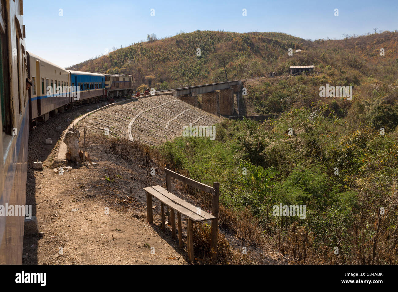 Burmesische Landschaft und Brücke System aus dem alten britischen Eisenbahn Zug in Myanmar, Burma, Birma, Südasien, Asien Stockfoto