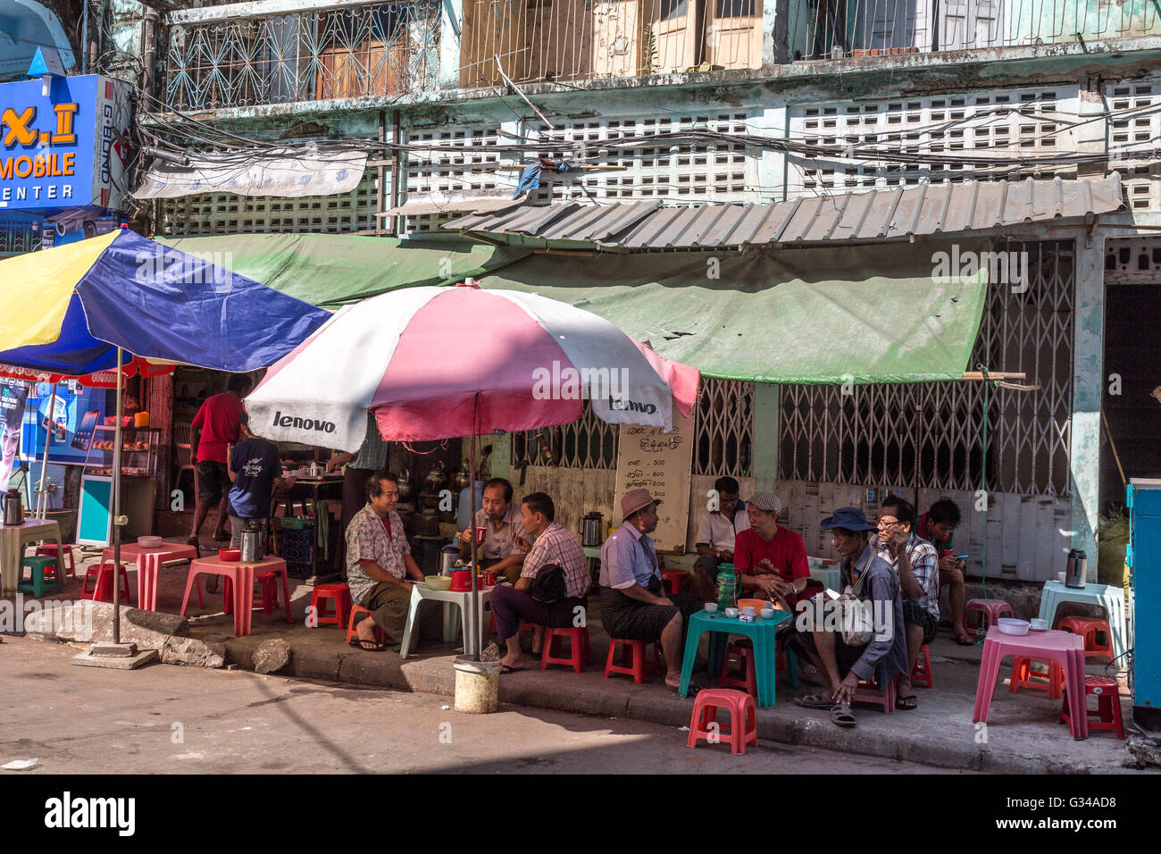 Menschen, Geschäfte und Cafés in einer Straße von Yangon Yangon, Myanmar, Burma, Birma, Südasien, Asien Stockfoto