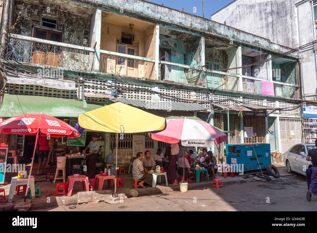 Menschen, Geschäfte und Cafés in einer Straße von Yangon Yangon, Myanmar, Burma, Birma, Südasien, Asien Stockfoto