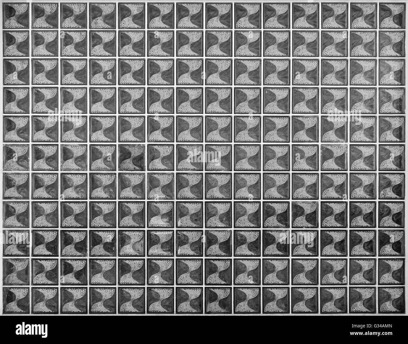 Fenster aus Ornamentglas Steinen gemacht Stockfoto