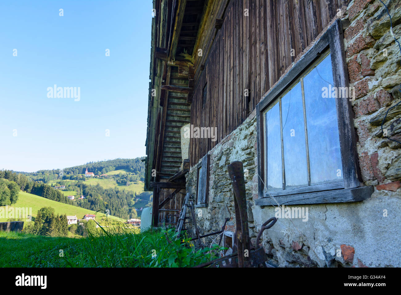 Stubalpe: verfallene Scheune, Bauernhäuser und Kirche in Sankt Johann, Österreich, Steiermark, Steiermark, Südwest-Steiermark, Maria Lan Stockfoto