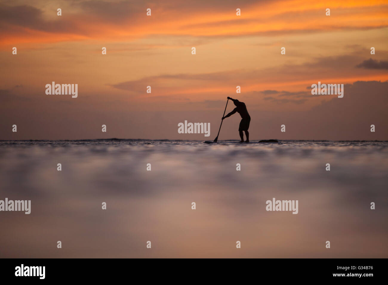 Stand-up-Paddel-Boarder am Ala Moana Beach Park bei Sonnenuntergang Stockfoto