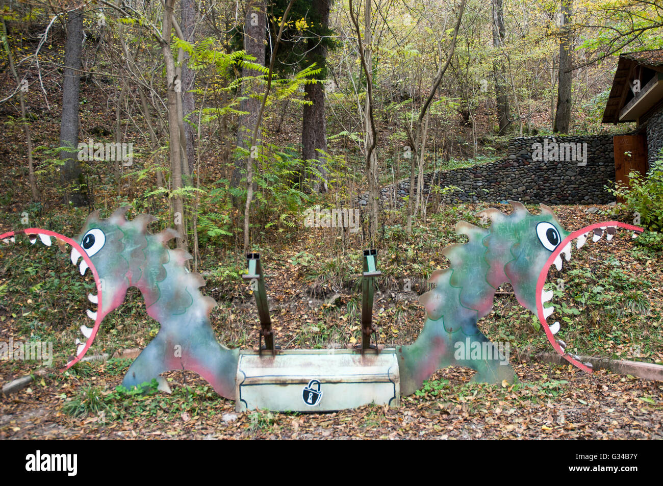 Dragon-head Park Bank – Fantasy-Skulptur in Borjomi Woods Stockfoto