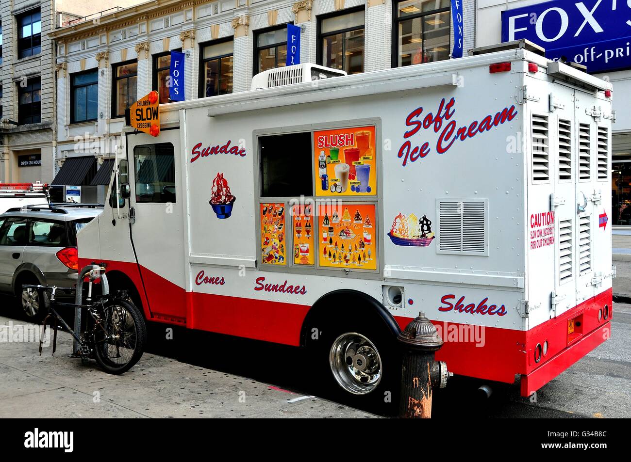 New York City: Softeis LKW geparkt auf West 81st Street verkaufen, Eisbecher, Zapfen und shakes Stockfoto