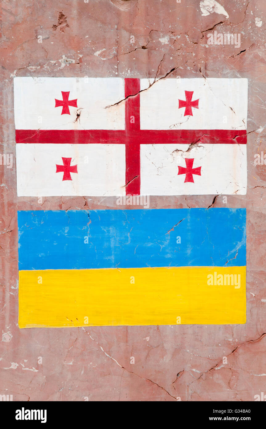 Georgische und ukrainische Fahnen an der Wand – gemalte Symbole der Solidarität und Identität Stockfoto