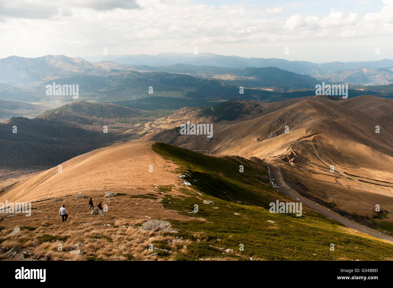 Wanderer Über Den Alpine Ridge – Bakuriani High-Altitude Trail Stockfoto