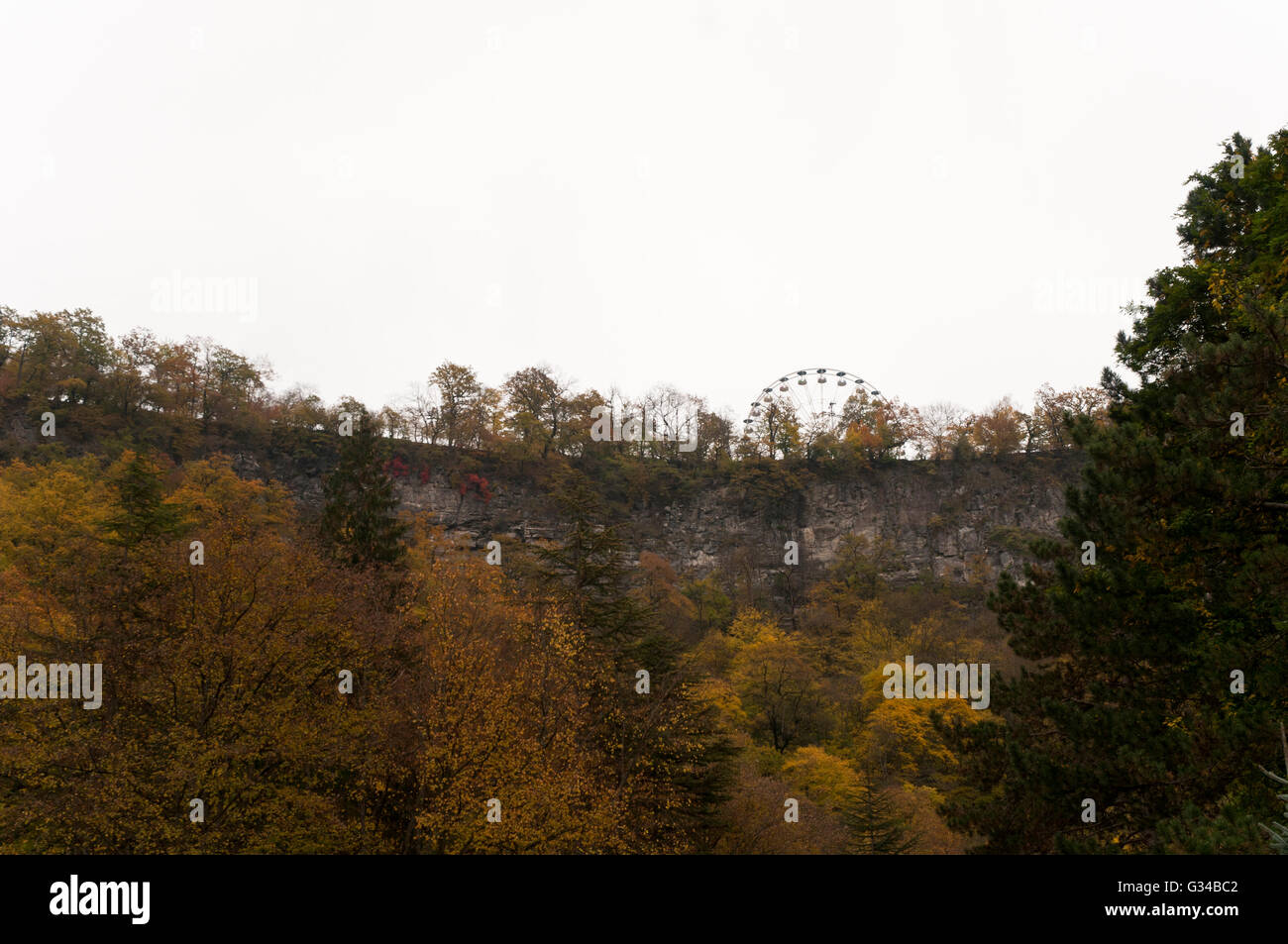 Ferris Wheel auf Cliff Ridge – Borjomi Park Herbstaussicht Stockfoto