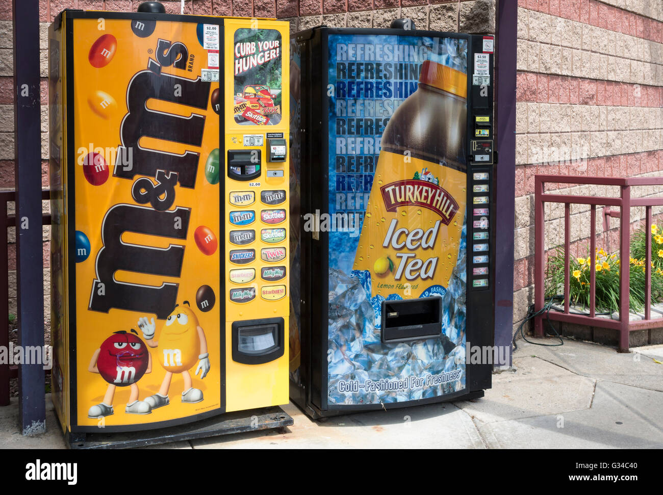 M & Ms und Türkei Hügel Iced Tea gebrandmarkt Süßigkeiten und Getränke-Automaten Stockfoto
