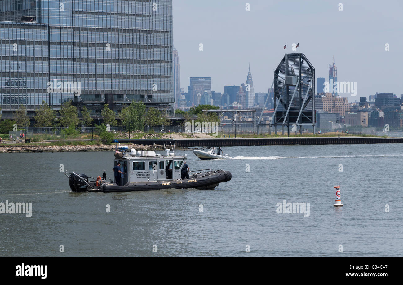 Jersey City Police Department Emergency Service Unit Boot in Liberty Landing Marina auf dem Hudson River. Stockfoto