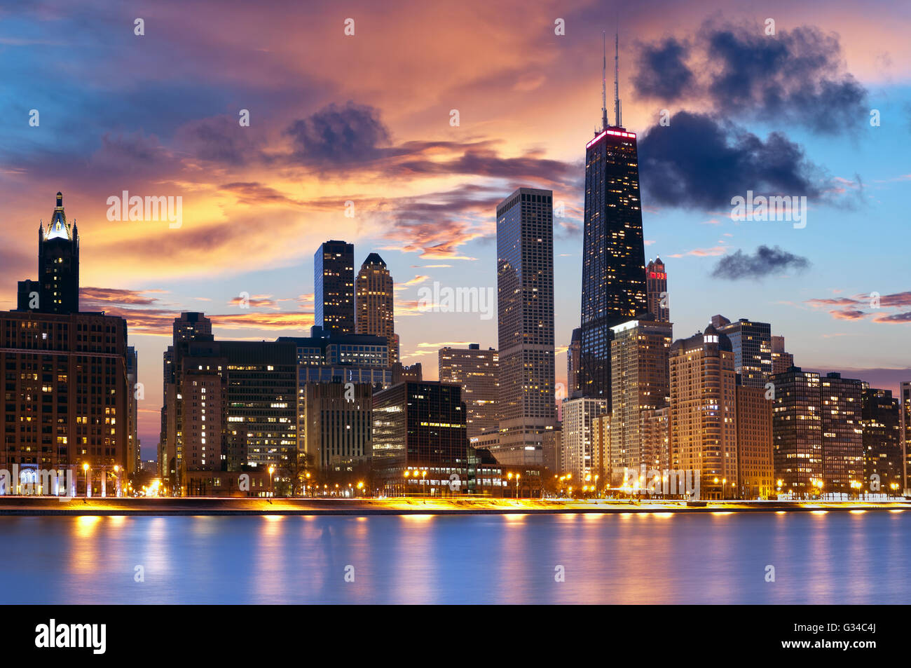 Skyline von Chicago. Chicago downtown Skyline in der Abenddämmerung. Stockfoto