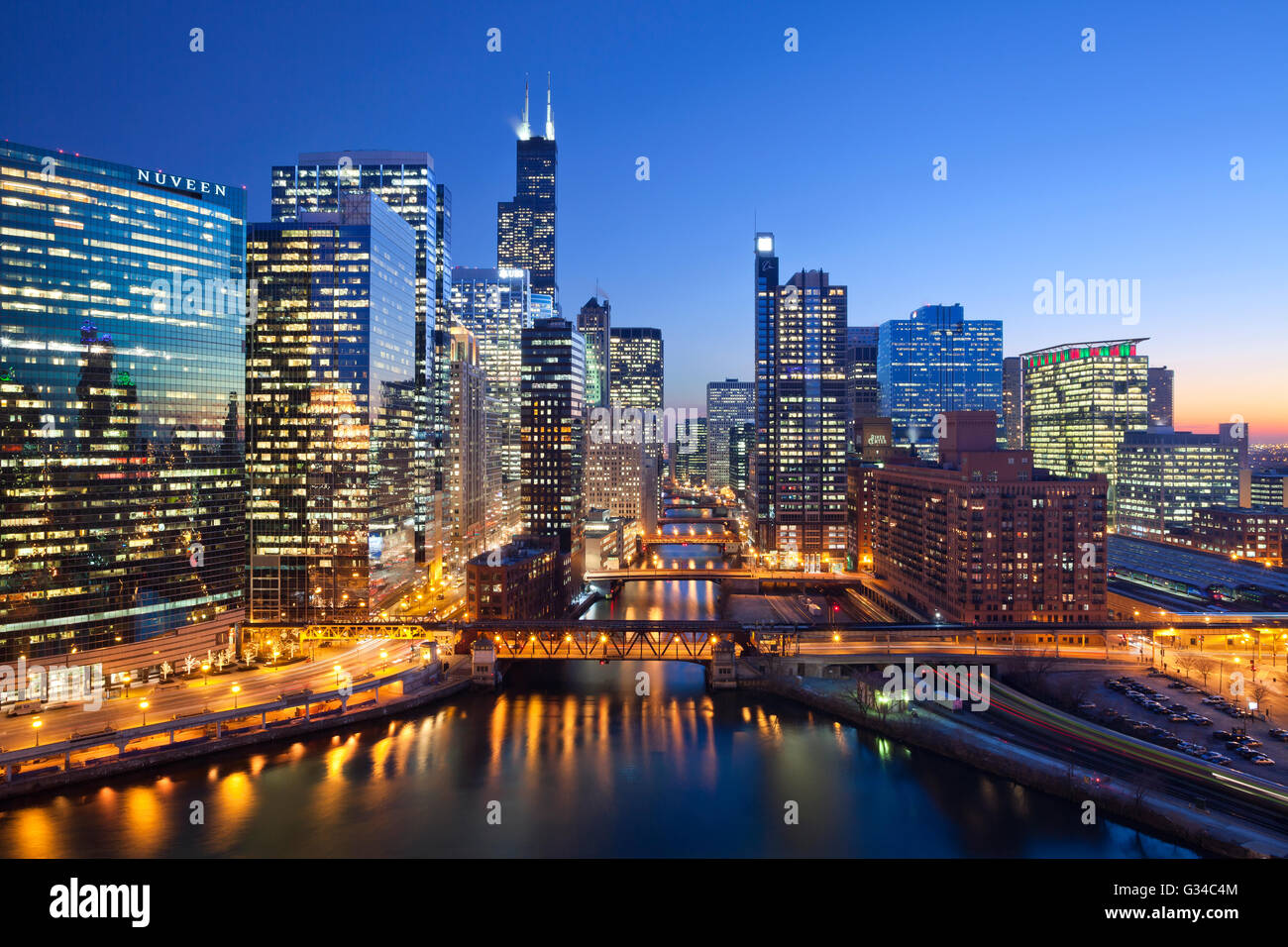 Stadt von Chicago. Bild von Chicago Downtown, Chicago River mit Brücken während des Sonnenuntergangs. Stockfoto