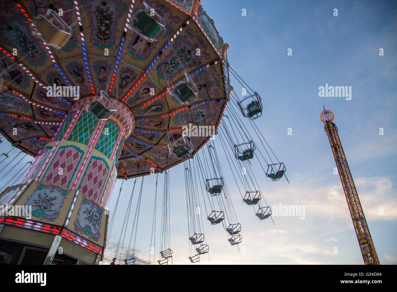 Kette zu schwingen, Hauptattraktion auf die Midway im Vergnügungspark, Unterhaltung auf lokaler fair für alle zu genießen Stockfoto