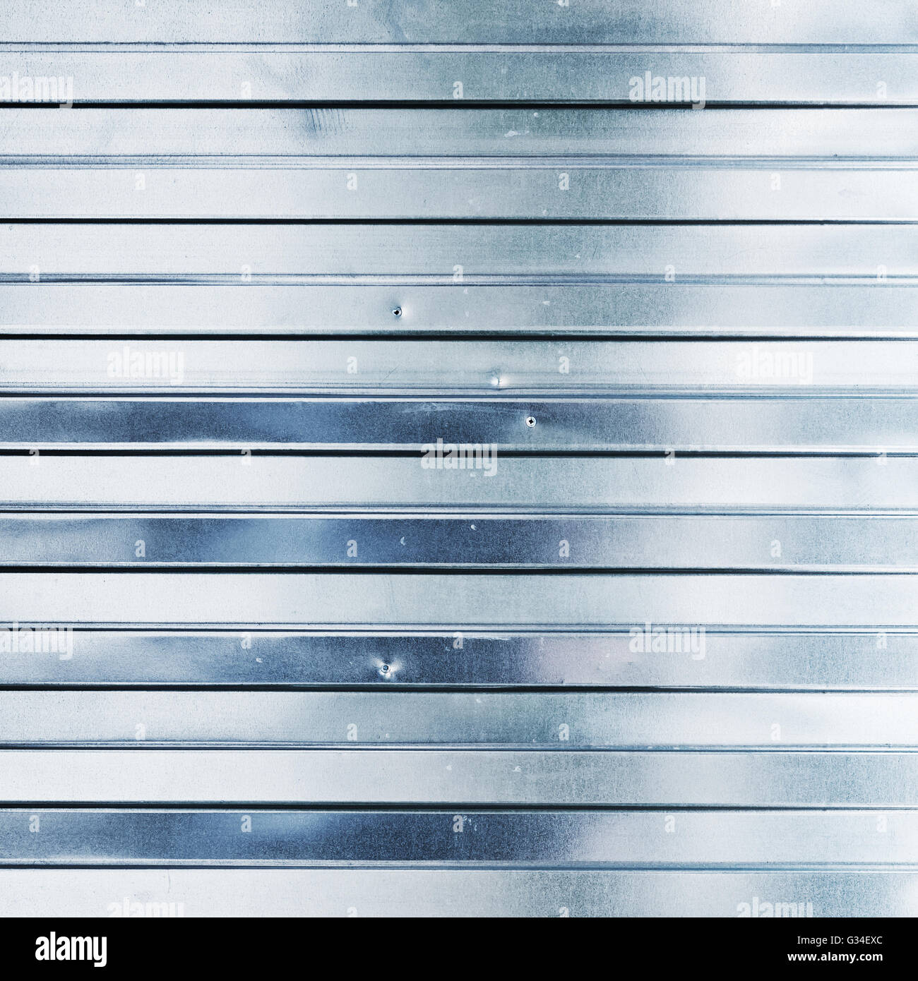 Neue Leuchten aus Wellpappe Metallzaun, industrielle Wand, quadratische Hintergrundtextur Foto Stockfoto